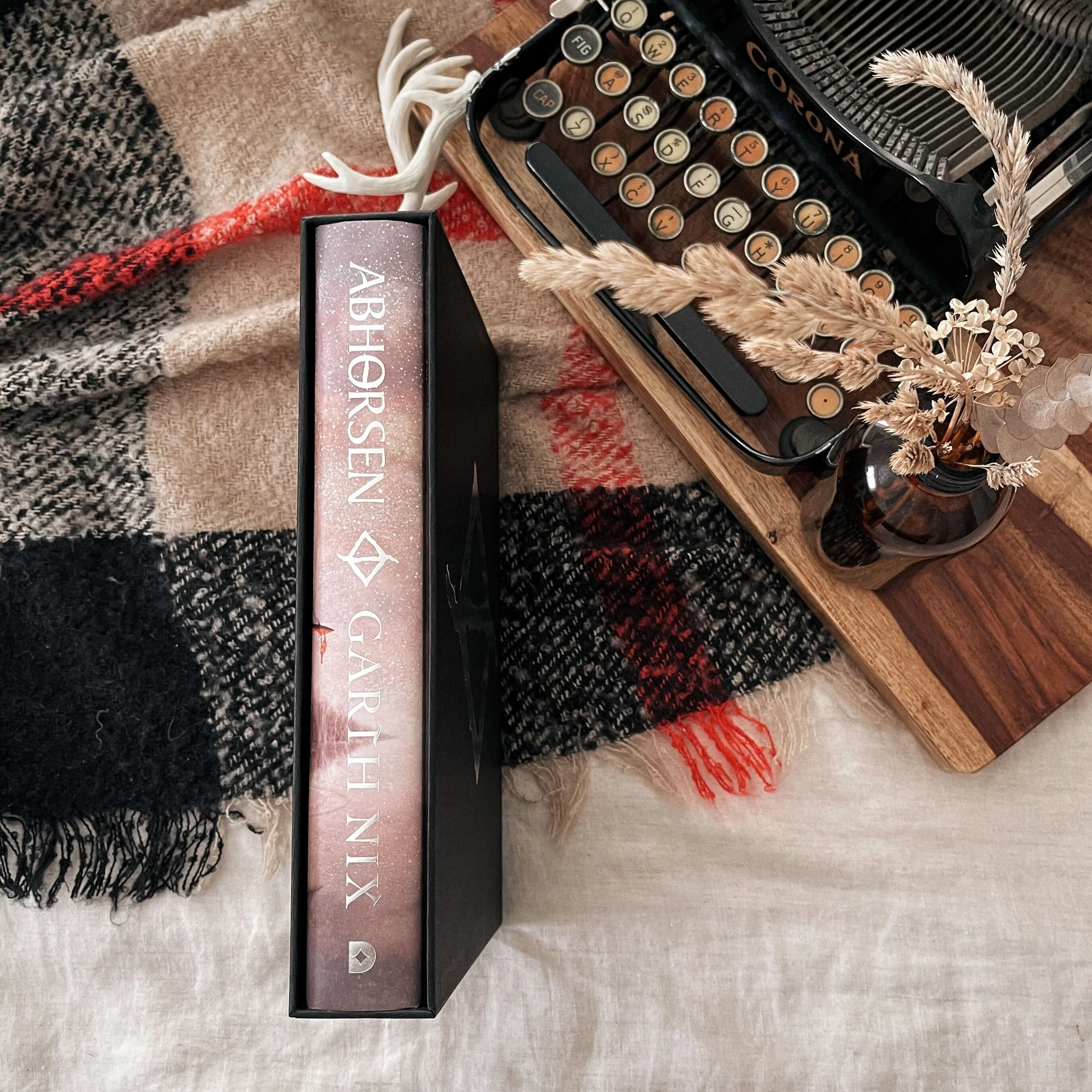 Daphne Press Deluxe: Abhorsen by Garth Nix - Image 3