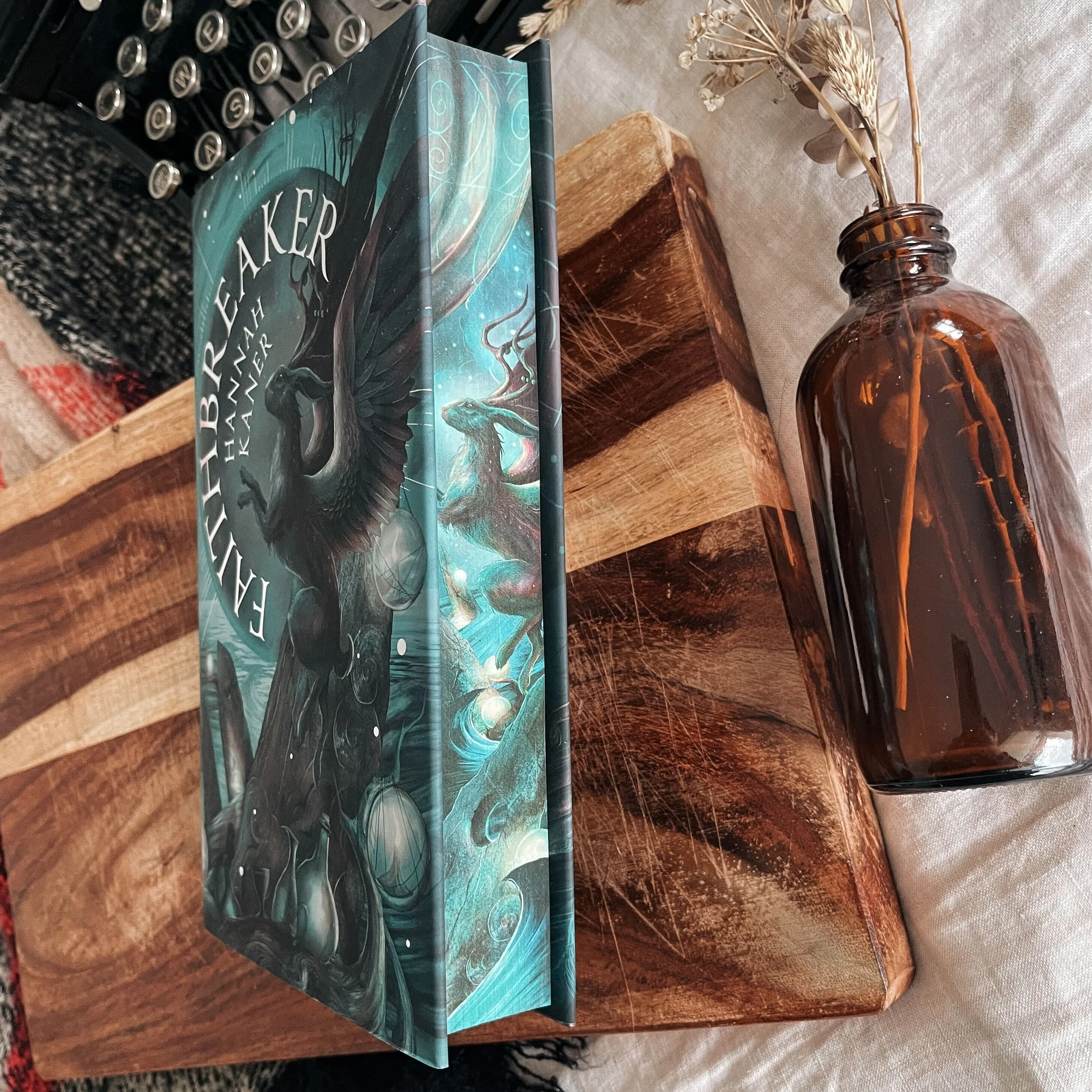 Faithbreaker by Hannah Kaner (Illumicrate Exclusive) - Image 3