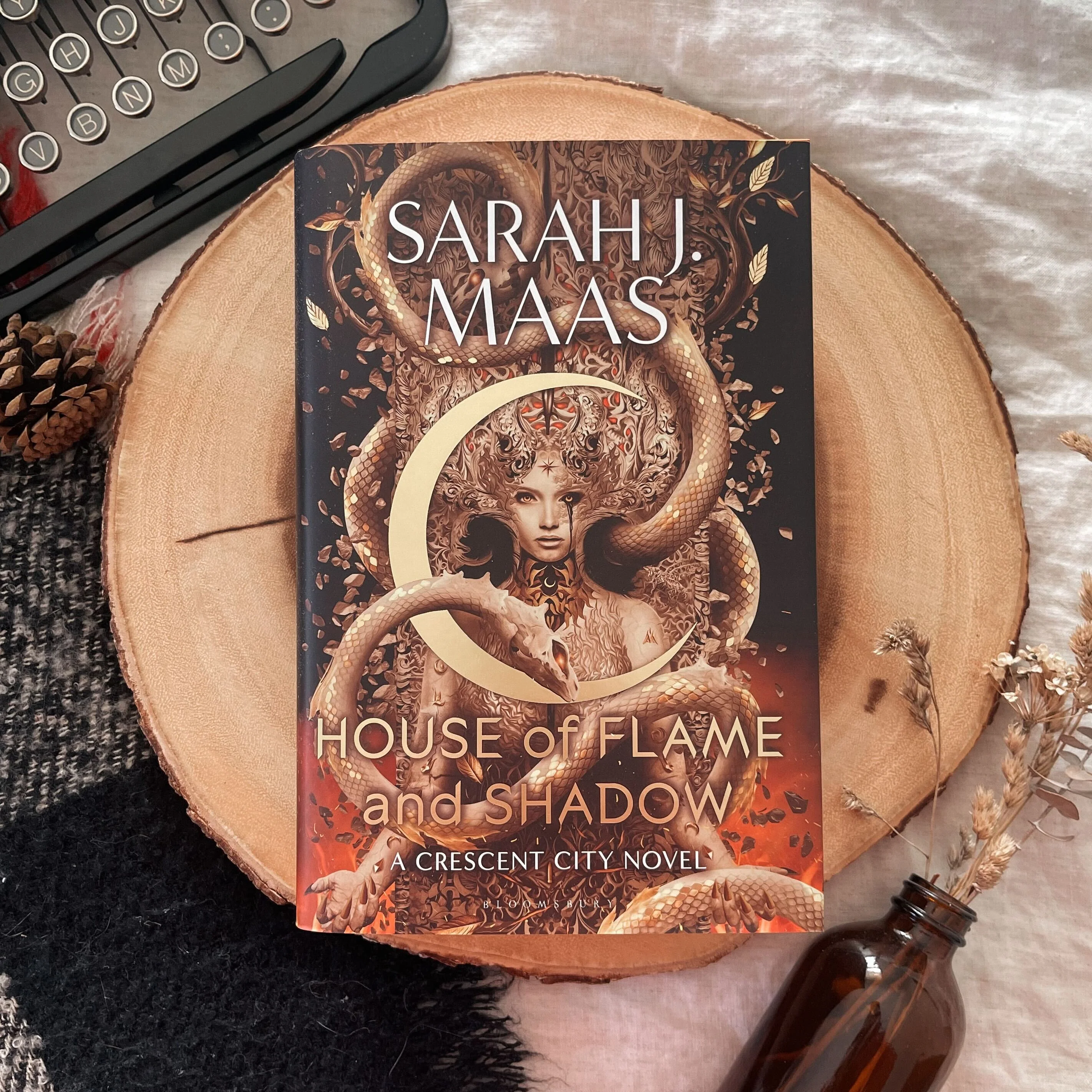 House of Flame and Shadow by Sarah J Maas (Illumicrate Exclusive)