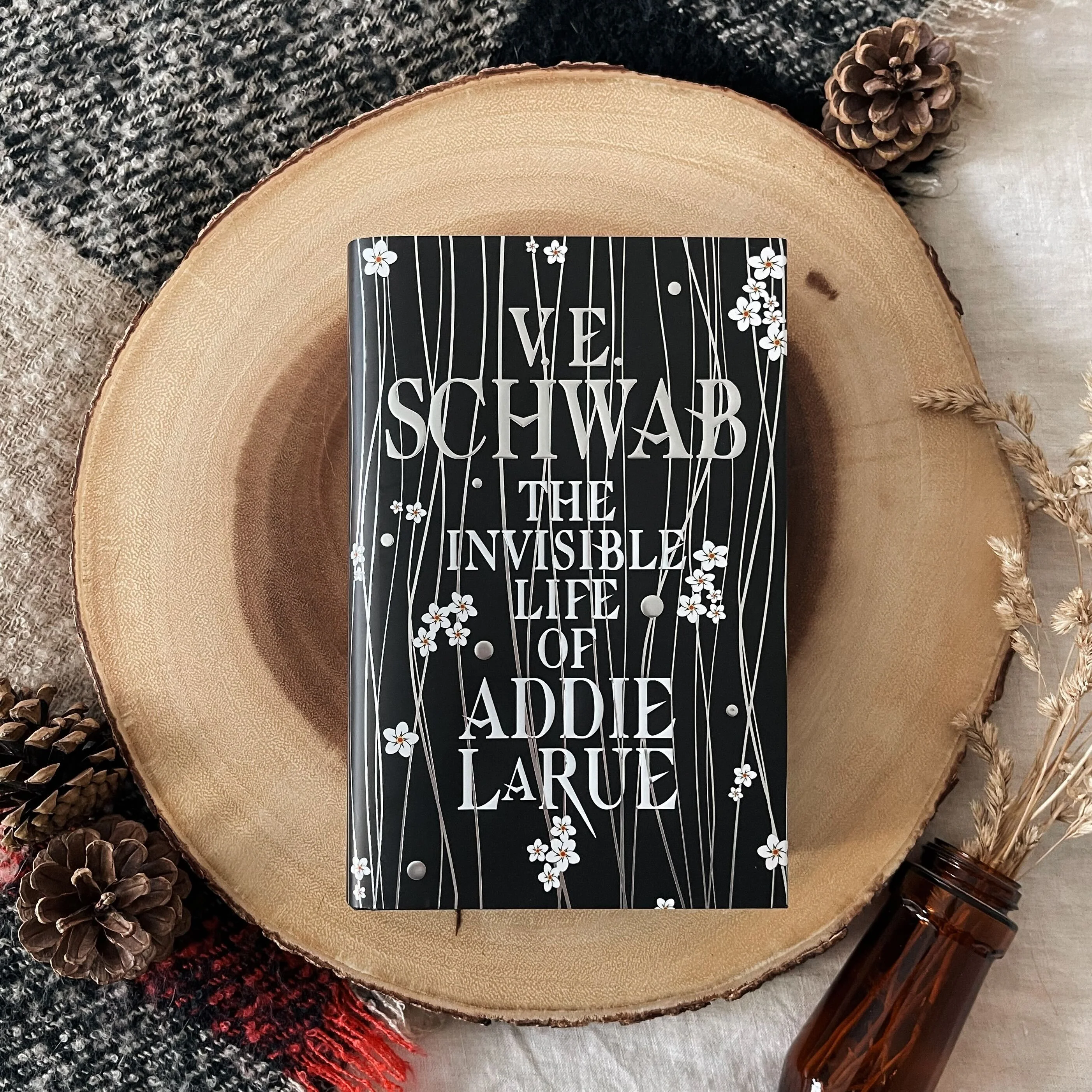 The Invisible Life of Addie LaRue by V.E Schwab (Illumicrate Exclusive)