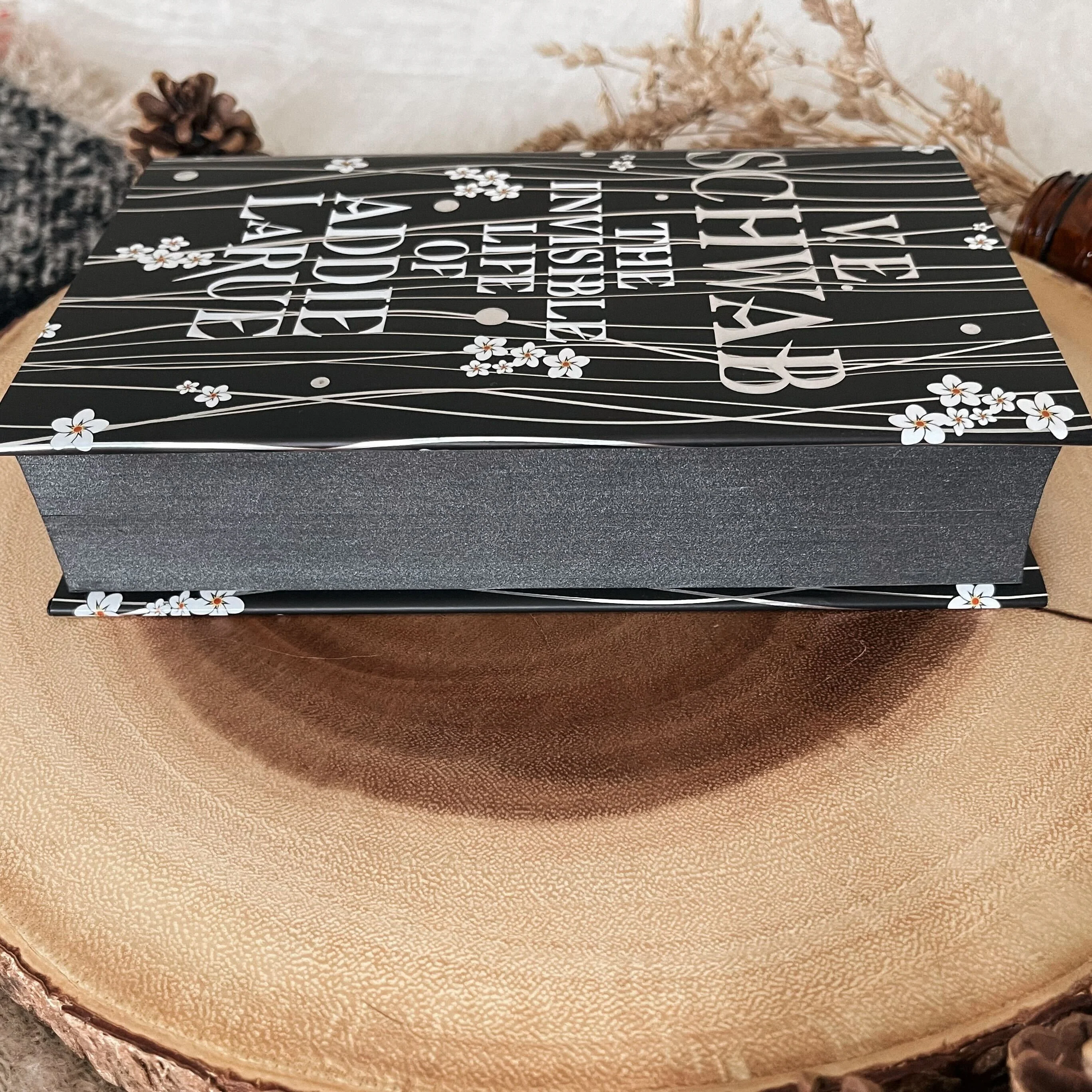 The Invisible Life of Addie LaRue by V.E Schwab (Illumicrate Exclusive) - Image 4